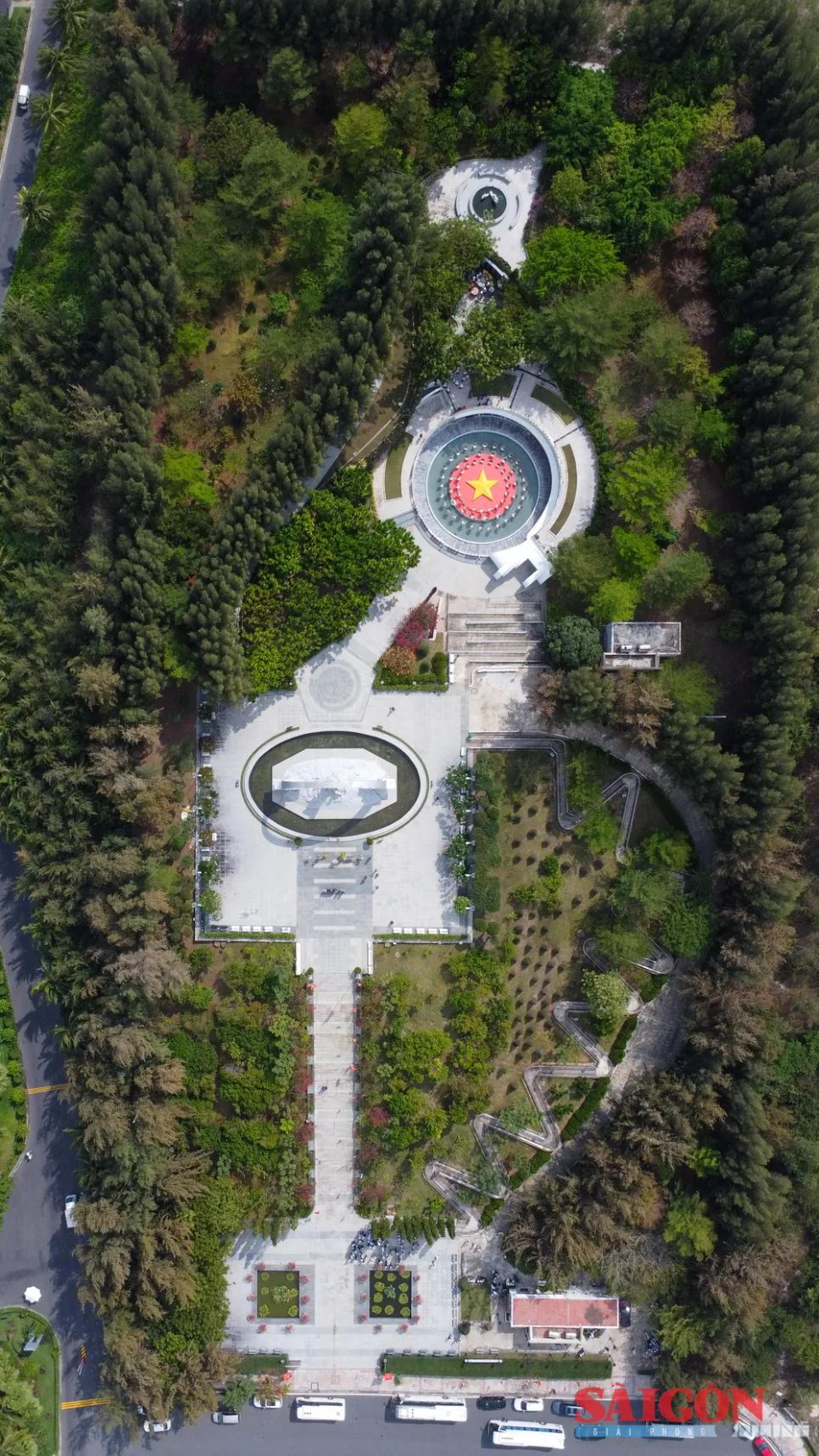 Khu tưởng niệm khi nhìn từ trên cao nổi bật với thiết kế hình chim bồ câu trắng hướng ra biển, biểu tượng cho khát vọng hòa bình