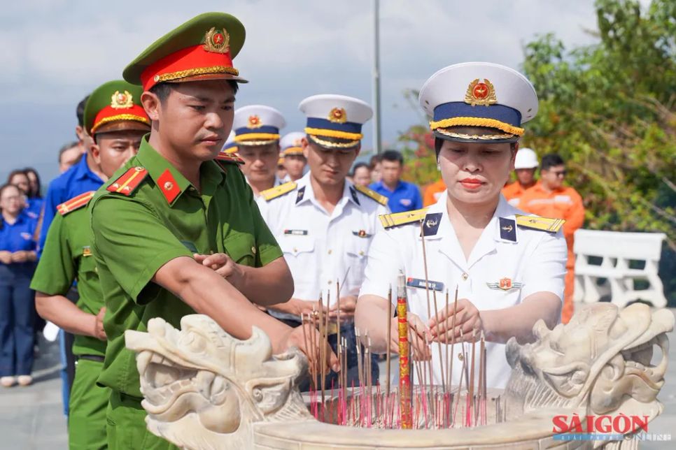Người dân, cán bộ, chiến sĩ dâng hương, dâng hoa tưởng niệm các anh hùng liệt sĩ tại Tượng đài chiến sĩ Gạc Ma