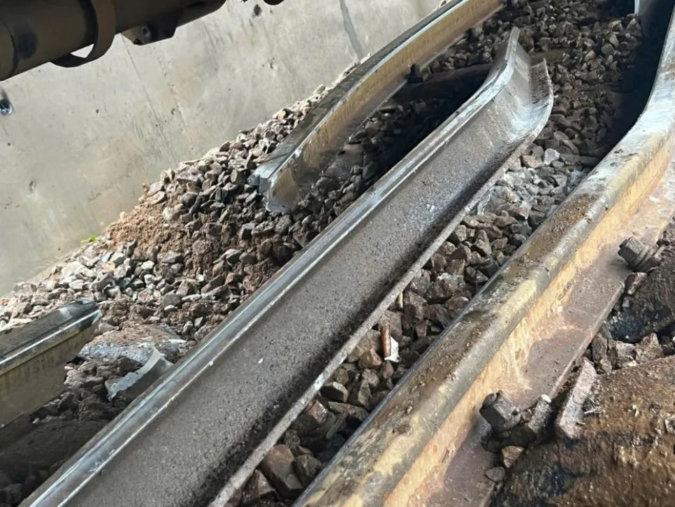 Tàu hàng trật bánh khi lưu thông qua đèo Hải Vân