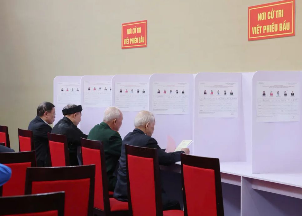 Tổng kiểm tra quy trình bầu cử tại khu vực bỏ phiếu số 2, phường Ba Đình