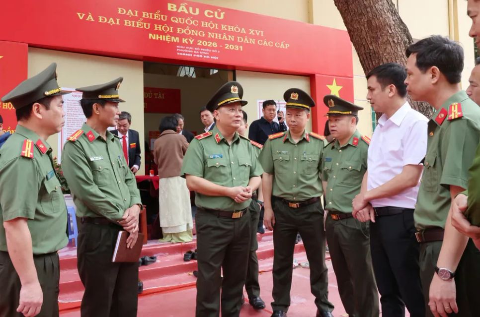 Tổng kiểm tra quy trình bầu cử tại khu vực bỏ phiếu số 2, phường Ba Đình