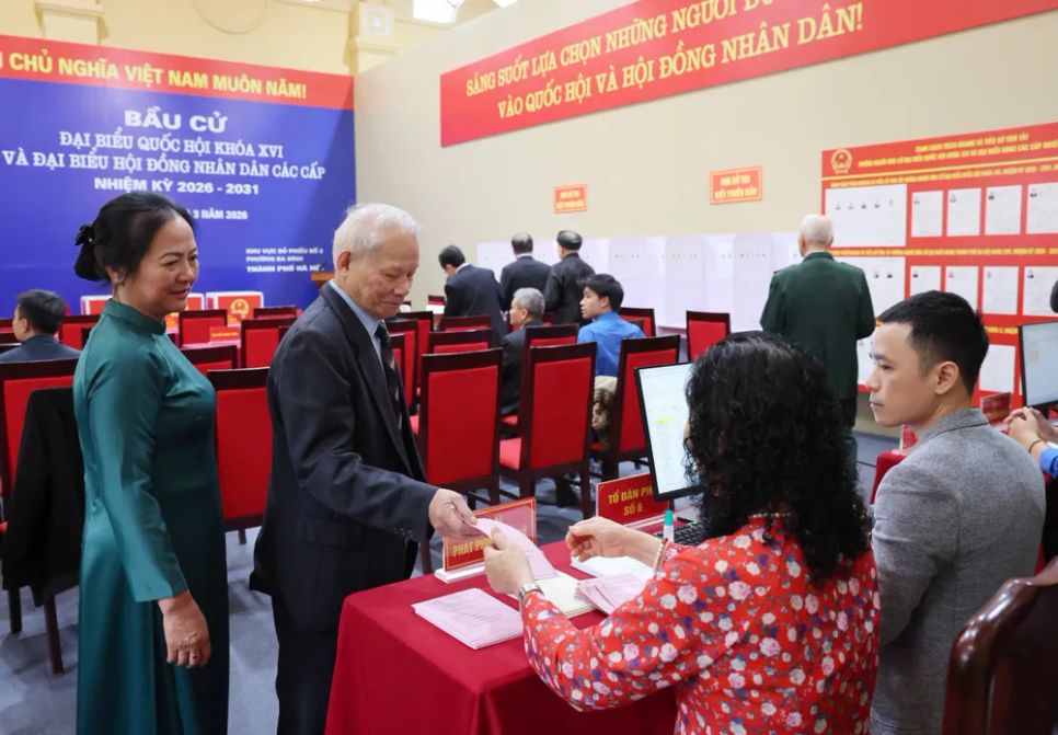 Tổng kiểm tra quy trình bầu cử tại khu vực bỏ phiếu số 2, phường Ba Đình