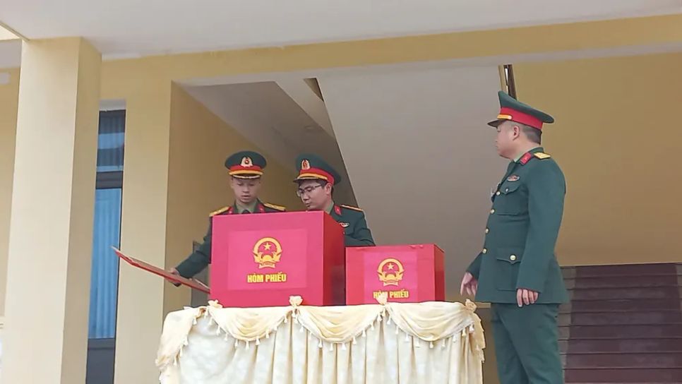 Cán bộ, chiến sĩ, nhân dân đặc khu Bạch Long Vĩ nô nức đi bầu cử