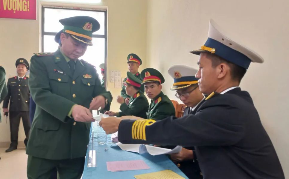 Cán bộ, chiến sĩ, nhân dân đặc khu Bạch Long Vĩ nô nức đi bầu cử