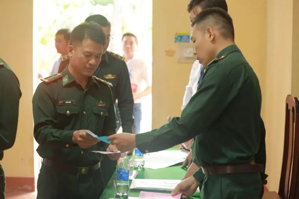 Các đơn vị lực lượng vũ trang bầu cử sớm
