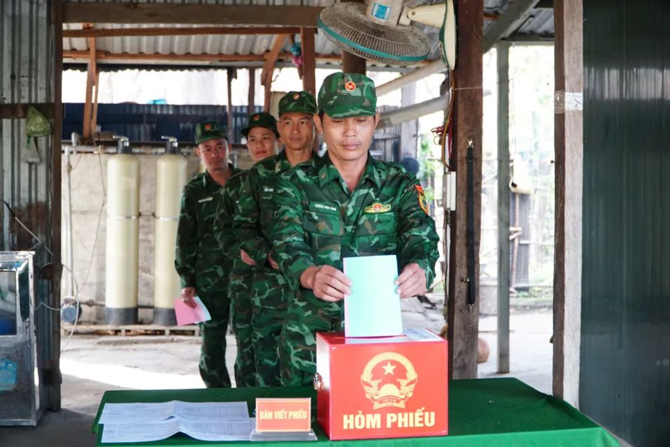 Các đơn vị lực lượng vũ trang bầu cử sớm