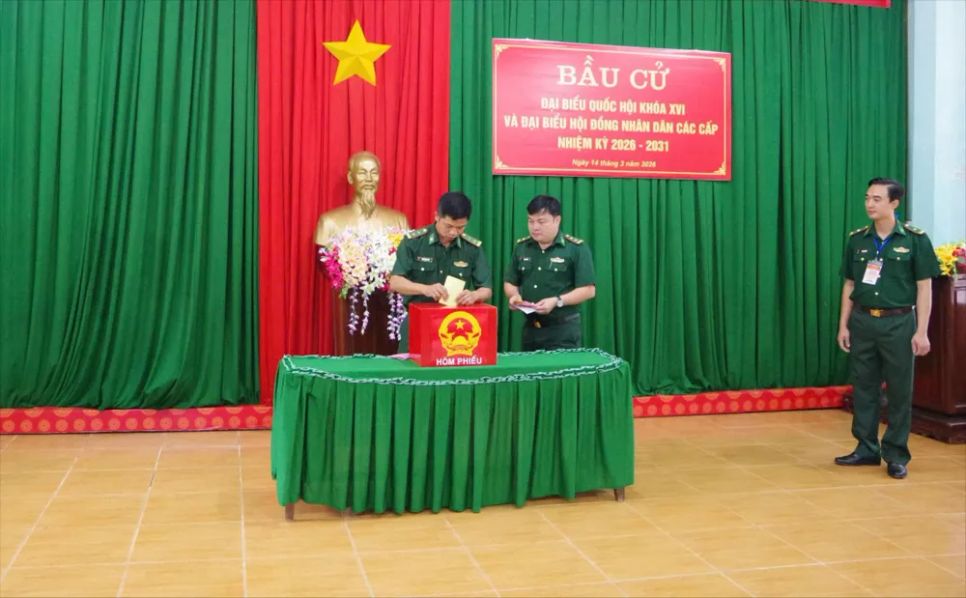 Các đơn vị lực lượng vũ trang bầu cử sớm