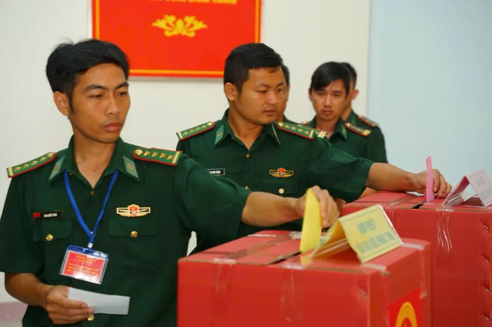 Các đơn vị lực lượng vũ trang bầu cử sớm