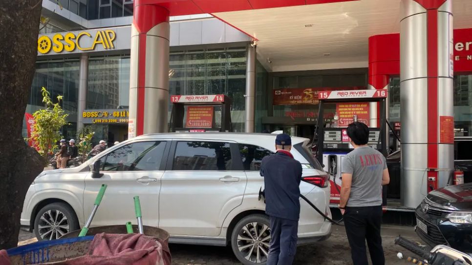 Tiếp tục xả Quỹ Bình ổn giá xăng dầu và không điều chỉnh giá xăng dầu. Ảnh: PHÚC HẬU