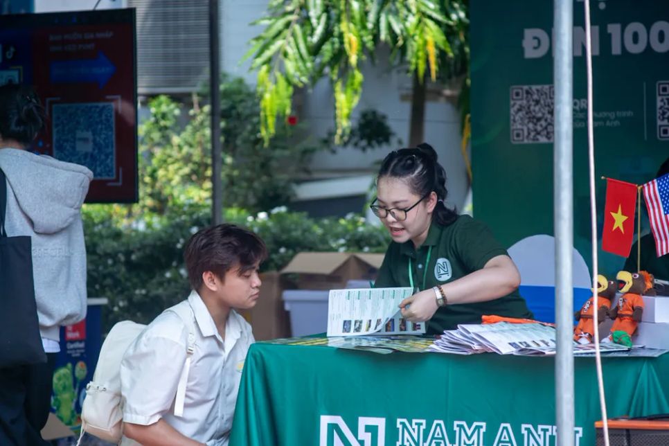 Sinh viên tìm hiểu thông tin việc làm tại gian hàng của một doanh nghiệp