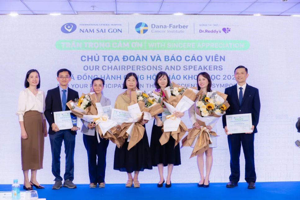 Ban tổ chức tặng hoa tri ân các báo cáo viên