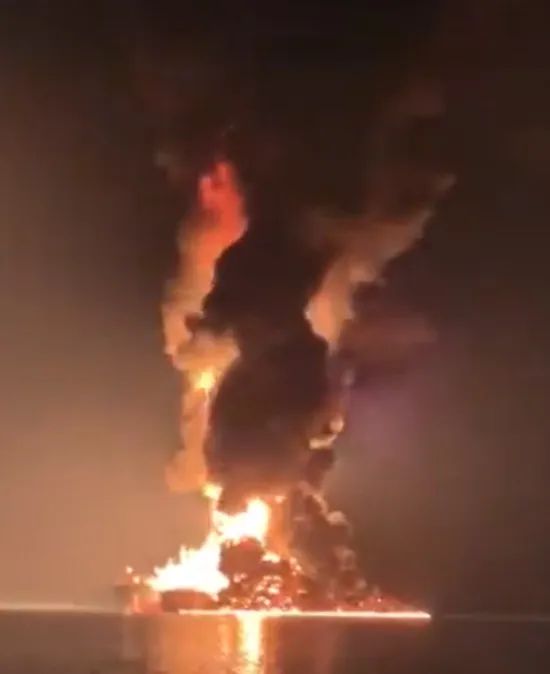 Một tàu chiến của Iran bị Mỹ tấn công tại eo biển Hormuz. Ảnh: CHINA PULSE Một tàu chiến của Iran bị Mỹ tấn công tại eo biển Hormuz. Ảnh: CHINA PULSE