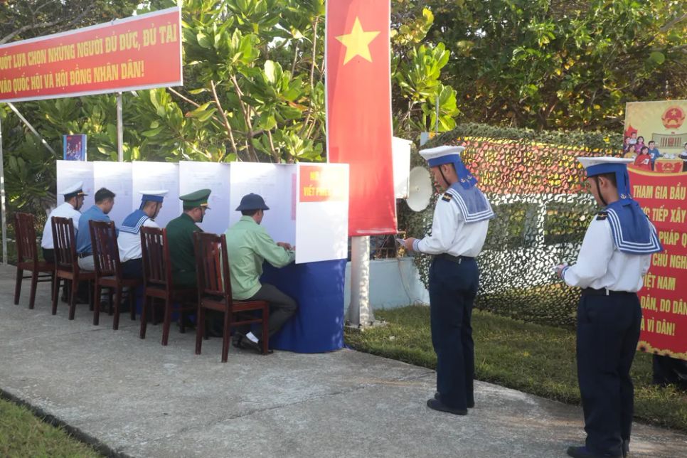 Cử tri Trường Sa cùng cả nước tham gia ngày hội non sông Cử tri Trường Sa cùng cả nước tham gia ngày hội non sông