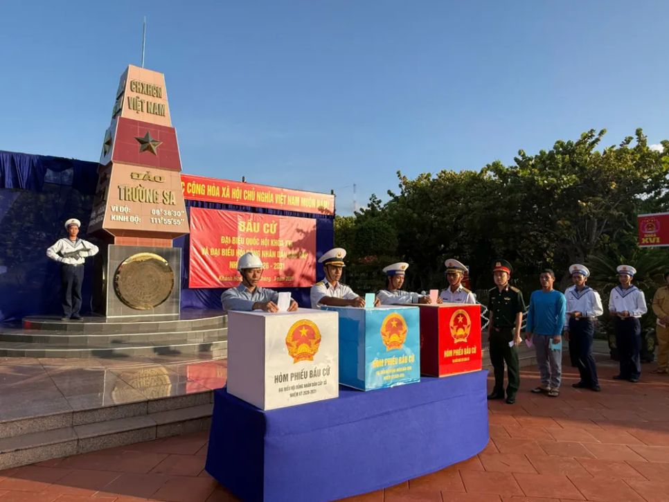 Cử tri Trường Sa cùng cả nước tham gia ngày hội non sông Cử tri Trường Sa cùng cả nước tham gia ngày hội non sông