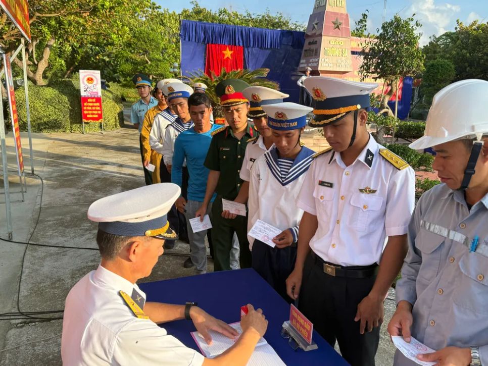 Cử tri Trường Sa cùng cả nước tham gia ngày hội non sông Cử tri Trường Sa cùng cả nước tham gia ngày hội non sông