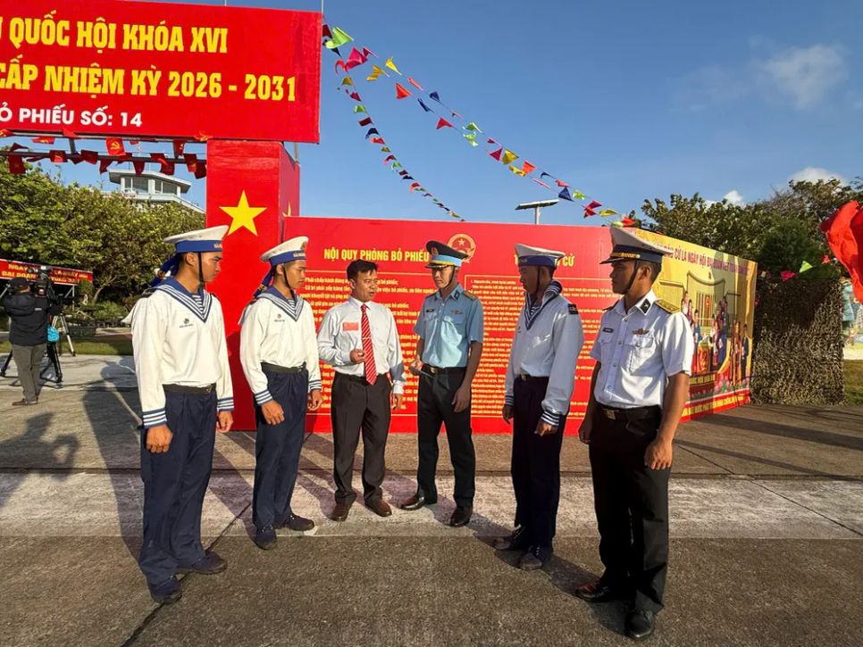 Cử tri Trường Sa cùng cả nước tham gia ngày hội non sông Cử tri Trường Sa cùng cả nước tham gia ngày hội non sông