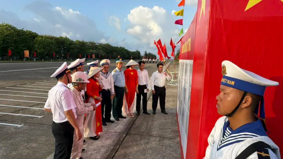 Cử tri Trường Sa cùng cả nước tham gia ngày hội non sông Cử tri Trường Sa cùng cả nước tham gia ngày hội non sông