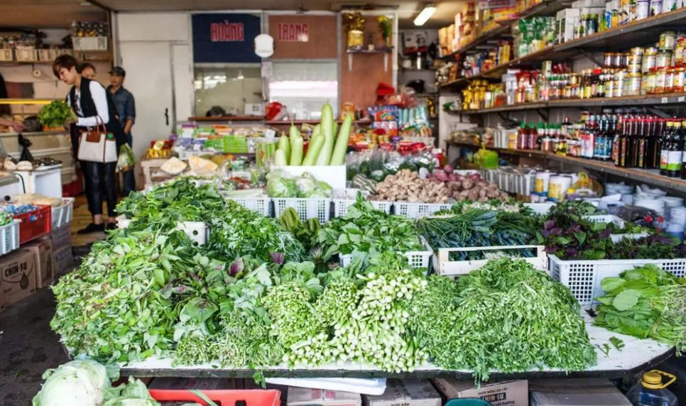 Cửa hàng tạp hóa của người Việt tại khu Little Hanoi, Trung tâm thương mại Sapa, Cộng hòa Czech. Ảnh: Nam Vinh