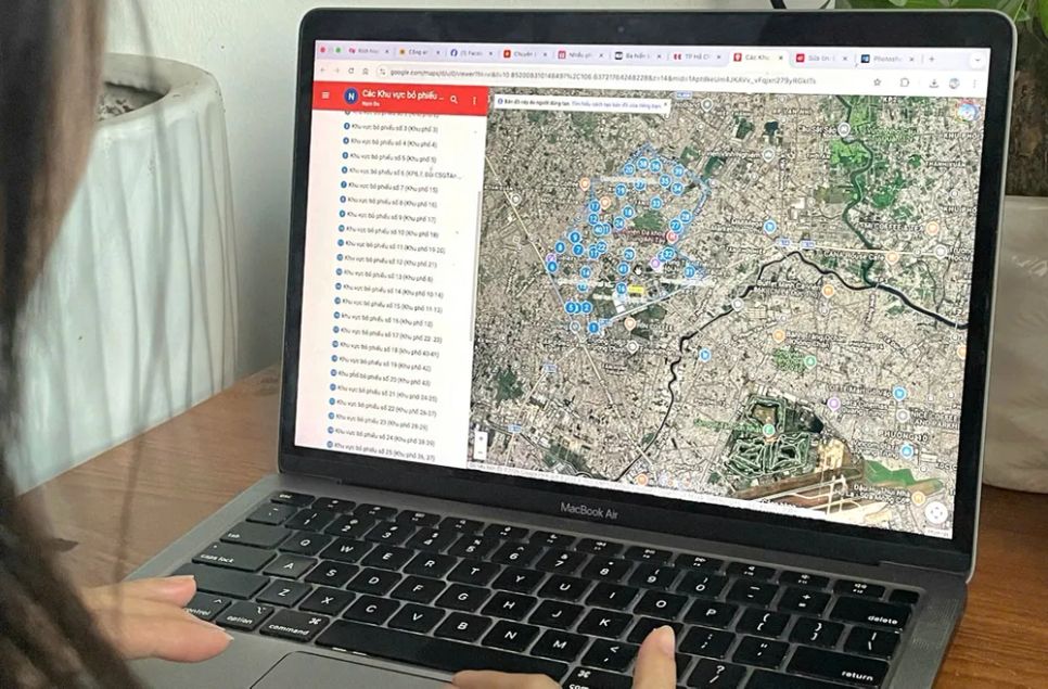 Phường Trung Mỹ Tây ứng dụng bản đồ số hướng dẫn người dân đến các điểm bầu cử. Ảnh: ĐÔNG SƠN