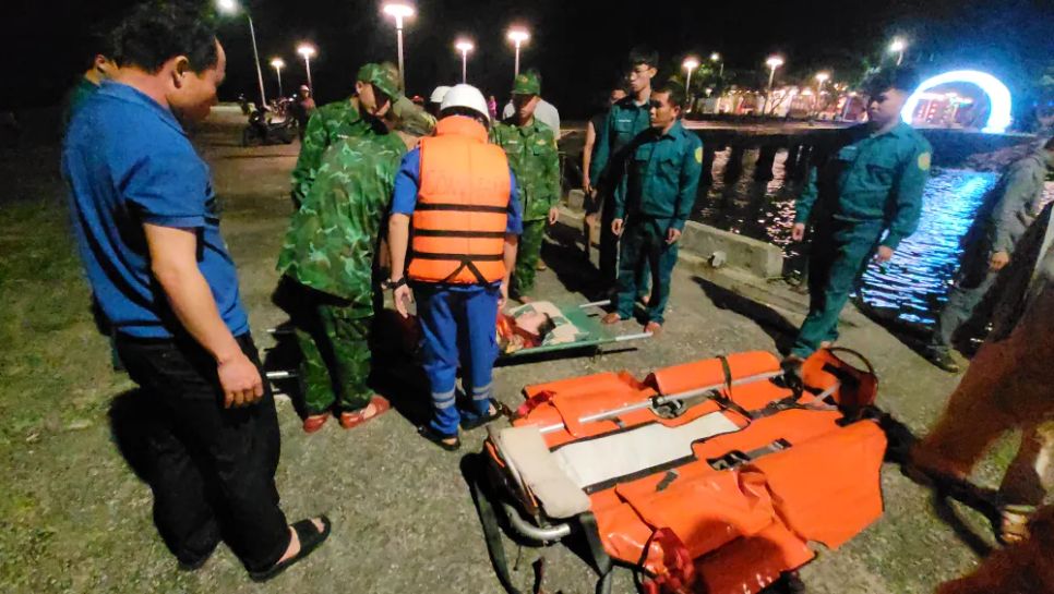 Đưa bệnh nhân nguy kịch từ đảo Cù Lao Chàm về đất liền cấp cứu ngay trong đêm