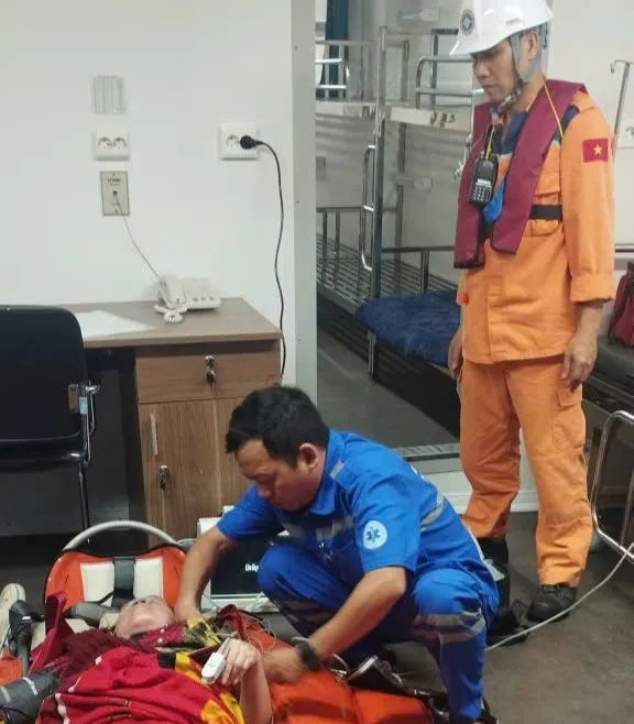 Đưa bệnh nhân nguy kịch từ đảo Cù Lao Chàm về đất liền cấp cứu ngay trong đêm