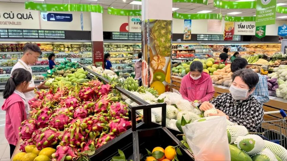 Khách chọn mua trái cây tại Co.opmart Nguyễn Ảnh Thủ (phường Trung Mỹ Tây, TPHCM), chiều 14-3. Ảnh: GIA HÂN