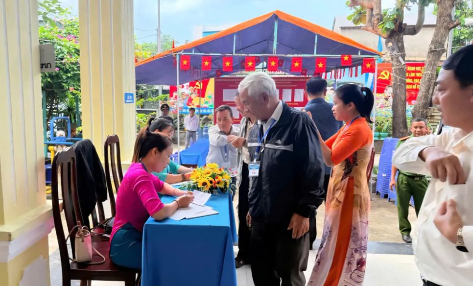 Cử tri miền Trung nô nức đi bỏ phiếu Cử tri miền Trung nô nức đi bỏ phiếu