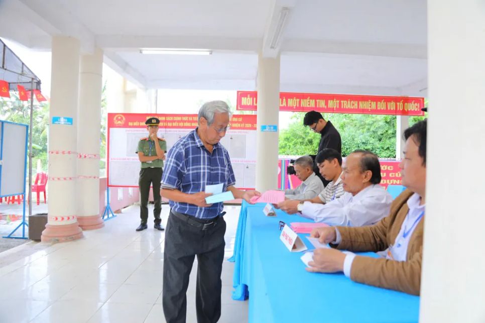 Cử tri miền Trung nô nức đi bỏ phiếu Cử tri miền Trung nô nức đi bỏ phiếu