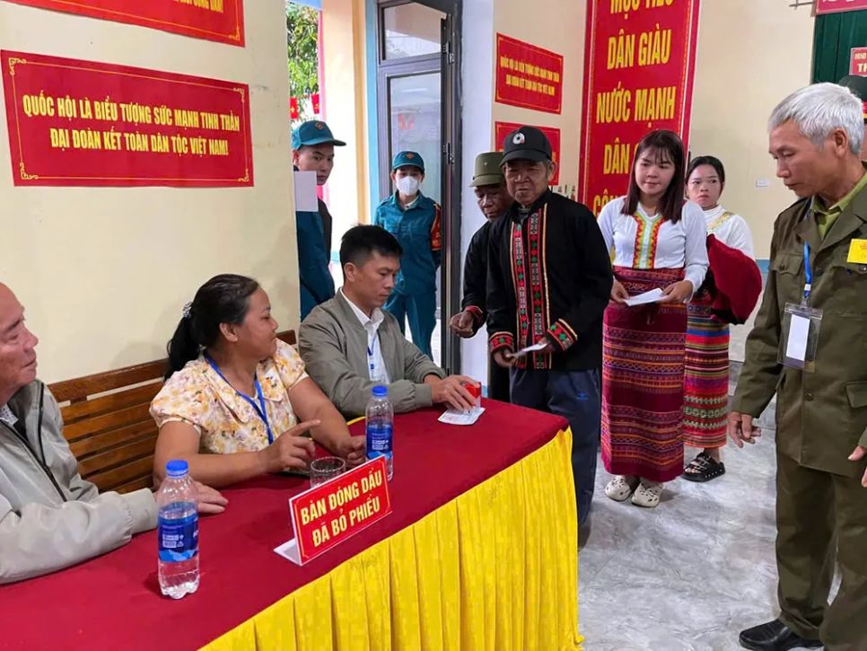 Cử tri miền Trung nô nức đi bỏ phiếu Cử tri miền Trung nô nức đi bỏ phiếu