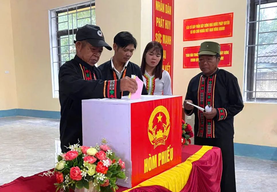 Cử tri miền Trung nô nức đi bỏ phiếu Cử tri miền Trung nô nức đi bỏ phiếu