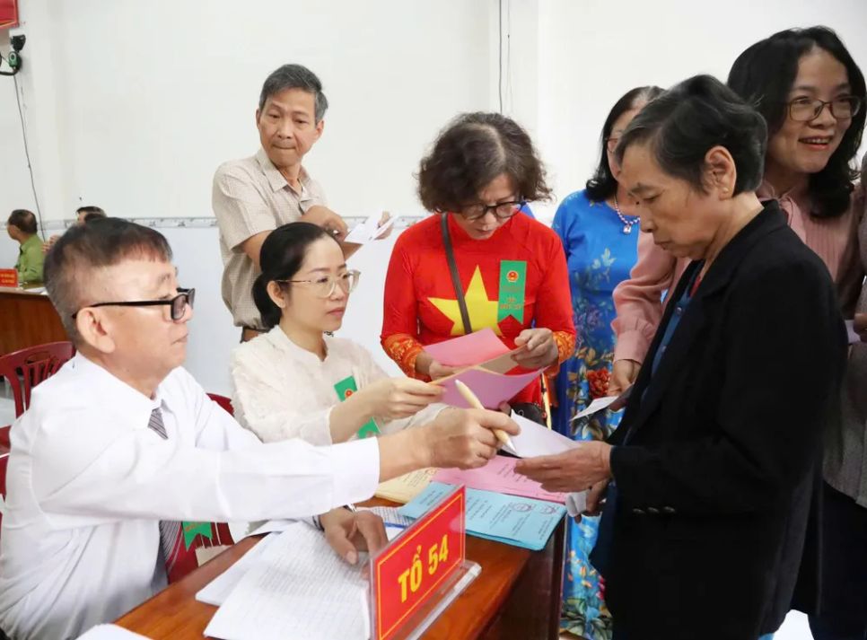 Cử tri miền Trung nô nức đi bỏ phiếu Cử tri miền Trung nô nức đi bỏ phiếu