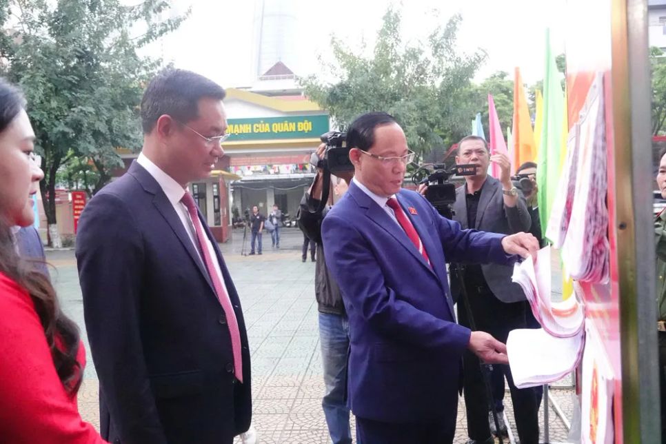 Cử tri miền Trung nô nức đi bỏ phiếu Cử tri miền Trung nô nức đi bỏ phiếu