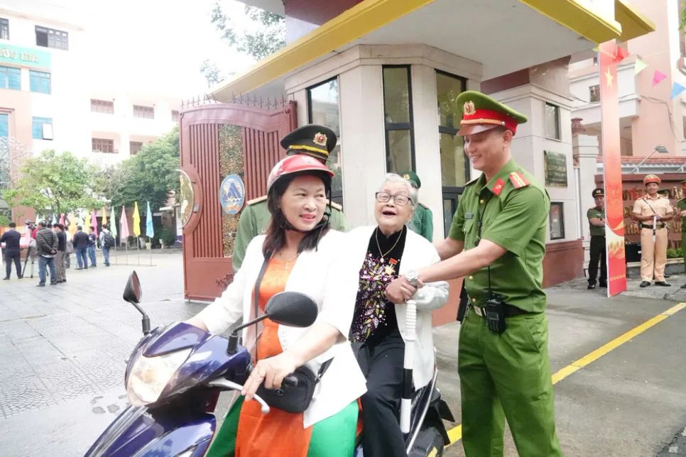 Cử tri miền Trung nô nức đi bỏ phiếu Cử tri miền Trung nô nức đi bỏ phiếu