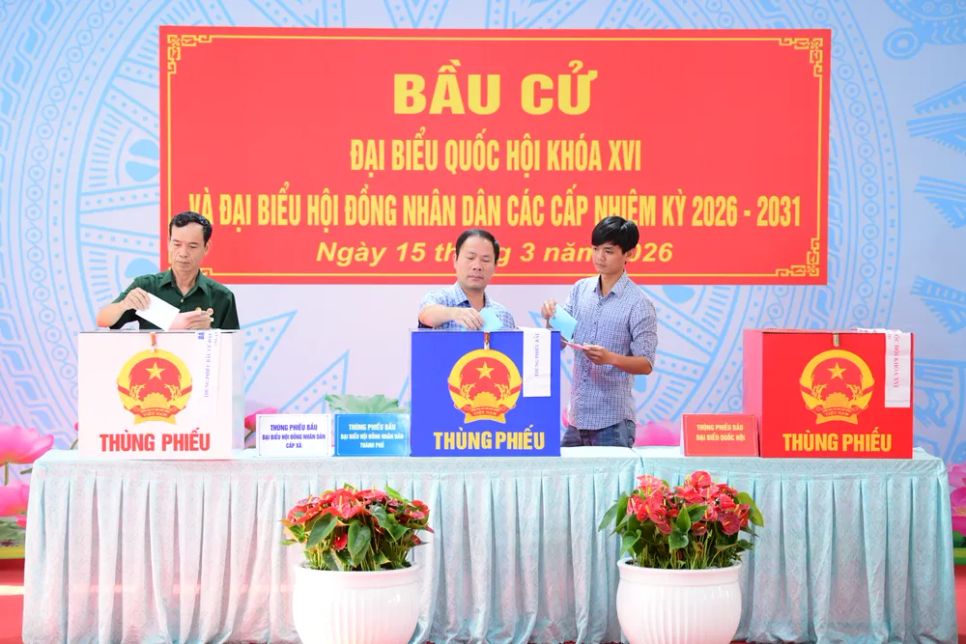 Cử tri TPHCM bỏ phiếu bầu cử sáng 15-3. Ảnh: K.T