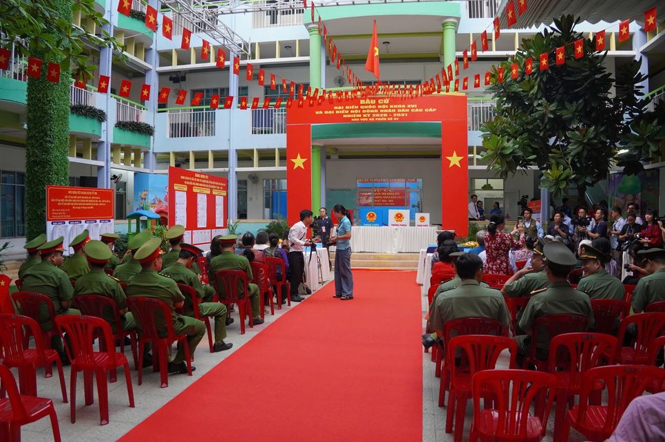 Đông đảo cử tri đã có mặt từ rất sớm để tham gia bầu cử tại phường Xuân Hoà Đông đảo cử tri đã có mặt từ rất sớm để tham gia bầu cử tại phường Xuân Hoà