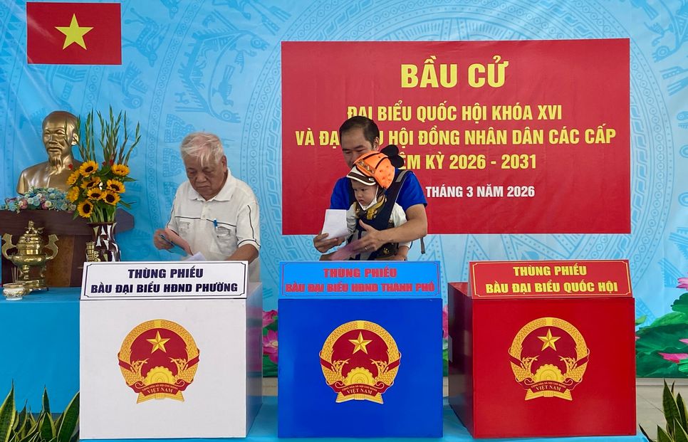 Ông Nguyễn Đức Tuyn (áo trắng) tin tưởng Quốc hội nhiệm kỳ mới sẽ lựa chọn được những đại biểu xứng đáng để đưa đất nước phát triển. Ông Nguyễn Đức Tuyn (áo trắng) tin tưởng Quốc hội nhiệm kỳ mới sẽ lựa chọn được những đại biểu xứng đáng để đưa đất nước phát triển.