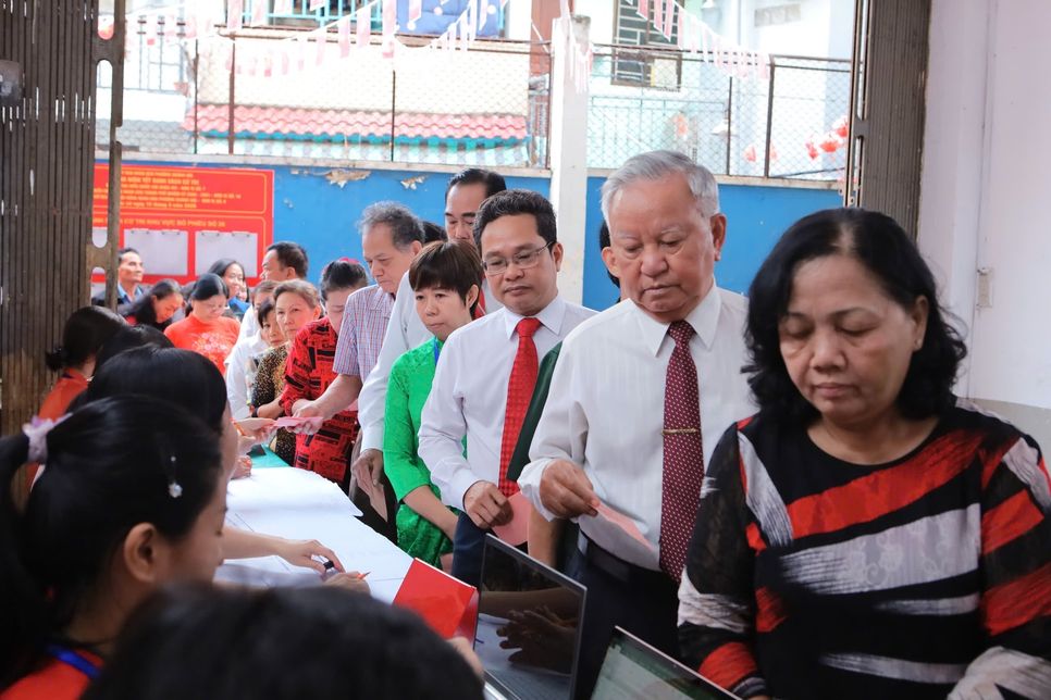 Phó chủ tịch Ủy ban Mặt trận Tổ quốc Việt Nam TP.HCM Phạm Minh Tuấn thực hiện quyền bầu cử tại phường Khánh Hội Phó chủ tịch Ủy ban Mặt trận Tổ quốc Việt Nam TP.HCM Phạm Minh Tuấn thực hiện quyền bầu cử tại phường Khánh Hội