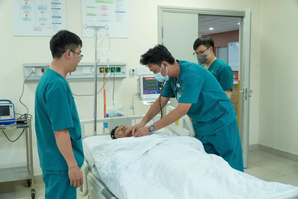 Bác sĩ Bệnh viện Quân y 175 thăm khám cho người bệnh Bác sĩ Bệnh viện Quân y 175 thăm khám cho người bệnh