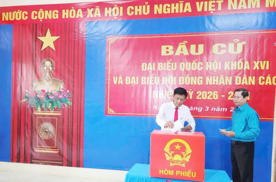 Cử tri ở cực Nam Tổ quốc đi bỏ phiếu bằng vỏ lãi Cử tri ở cực Nam Tổ quốc đi bỏ phiếu bằng vỏ lãi