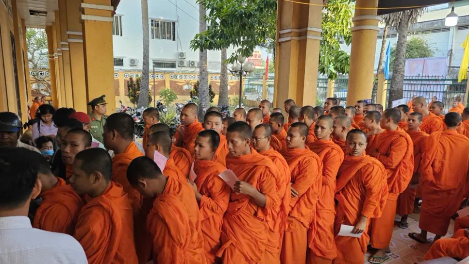 Cử tri ở cực Nam Tổ quốc đi bỏ phiếu bằng vỏ lãi Cử tri ở cực Nam Tổ quốc đi bỏ phiếu bằng vỏ lãi