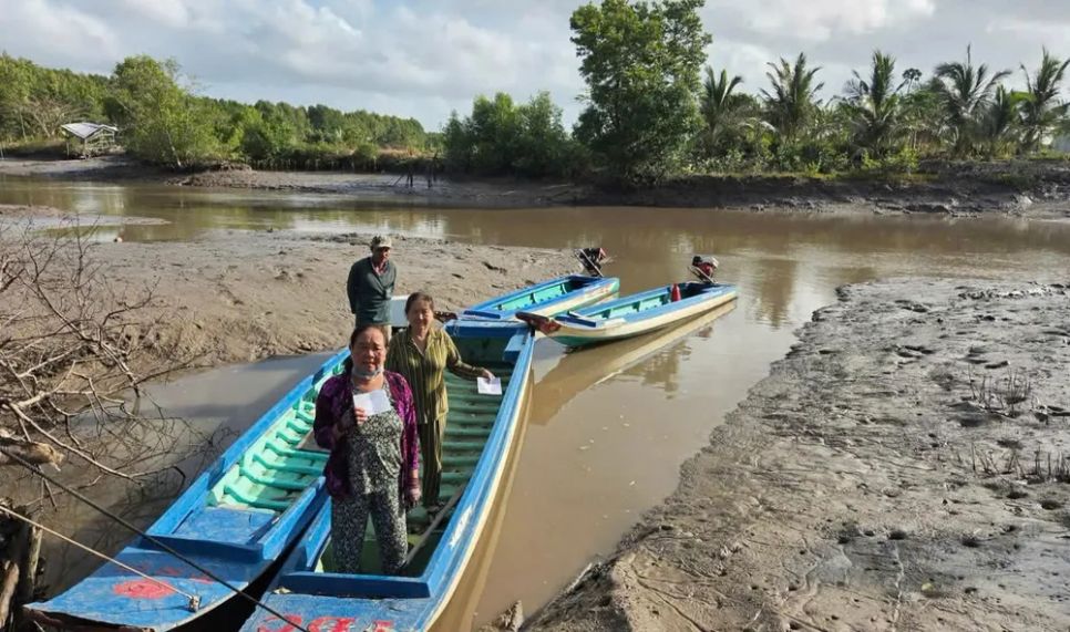 Cử tri ở cực Nam Tổ quốc đi bỏ phiếu bằng vỏ lãi Cử tri ở cực Nam Tổ quốc đi bỏ phiếu bằng vỏ lãi
