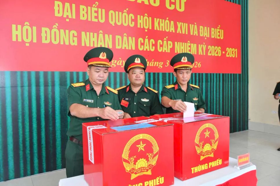 Cử tri ở cực Nam Tổ quốc đi bỏ phiếu bằng vỏ lãi Cử tri ở cực Nam Tổ quốc đi bỏ phiếu bằng vỏ lãi