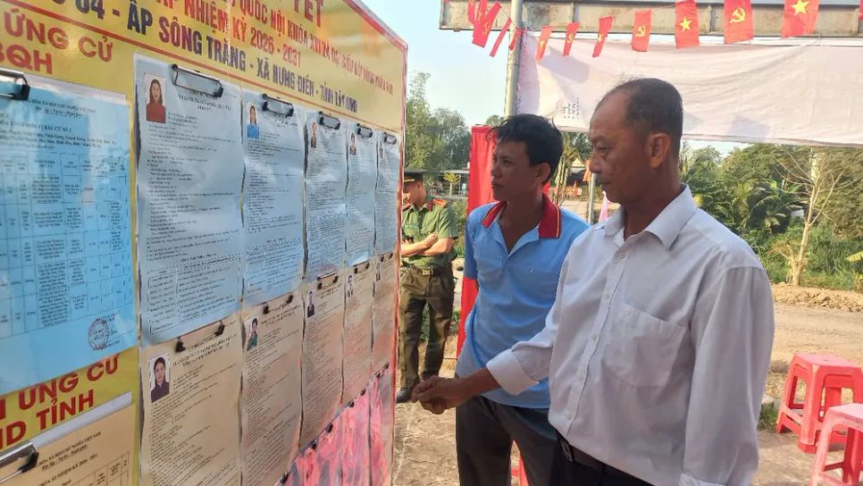 Cử tri ở cực Nam Tổ quốc đi bỏ phiếu bằng vỏ lãi Cử tri ở cực Nam Tổ quốc đi bỏ phiếu bằng vỏ lãi