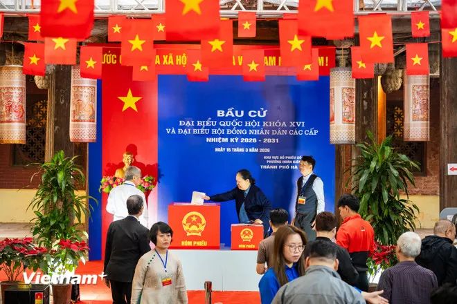 Để phát huy hơn nữa giá trị di tích trong đợt bầu cử, thu hút người dân và du khách tham quan, tìm hiểu ngày hội lớn của người Việt Nam, phường Hoàn Kiếm còn xây dựng các chuyên mục tuyên truyền với nhiều hình thức sinh động như video, hình ảnh, tranh cổ động, infographic... được đăng tải trên các nền tảng mạng xã hội và hệ thống bảng tin cơ sở. (Ảnh: Minh Sơn/Vietnam+) Để phát huy hơn nữa giá trị di tích trong đợt bầu cử, thu hút người dân và du khách tham quan, tìm hiểu ngày hội lớn của người Việt Nam, phường Hoàn Kiếm còn xây dựng các chuyên mục tuyên truyền với nhiều hình thức sinh động như video, hình ảnh, tranh cổ động, infographic... được đăng tải trên các nền tảng mạng xã hội và hệ thống bảng tin cơ sở. (Ảnh: Minh Sơn/Vietnam+)