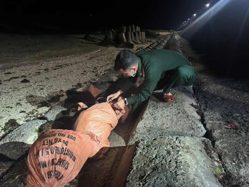 Các bao tải có chứa thuốc nổ được lực lượng chức năng phát hiện. Ảnh: BĐBP Các bao tải có chứa thuốc nổ được lực lượng chức năng phát hiện. Ảnh: BĐBP