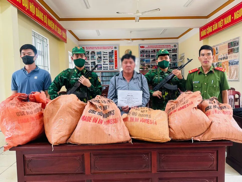 Đối tượng cùng tang vật là 6 bao tải chứa thuốc nổ tại cơ quan điều tra. Ảnh: BĐBP Đối tượng cùng tang vật là 6 bao tải chứa thuốc nổ tại cơ quan điều tra. Ảnh: BĐBP