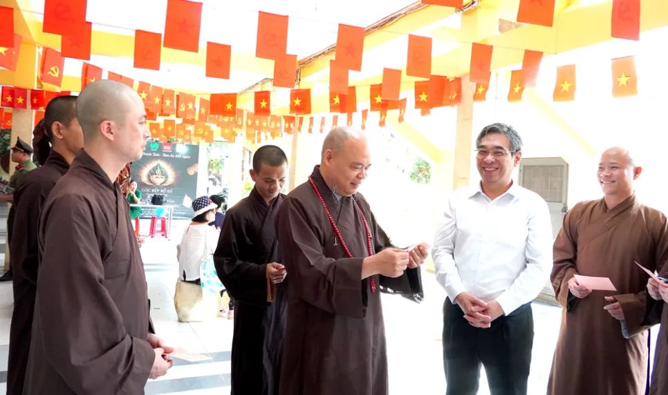 Phó Bí thư Thành ủy TPHCM Nguyễn Phước Lộc thăm, động viên các cử tri đặc biệt