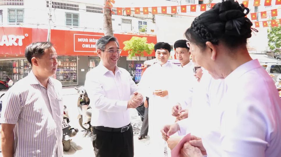 Phó Bí thư Thành ủy TPHCM Nguyễn Phước Lộc thăm, động viên các cử tri đặc biệt