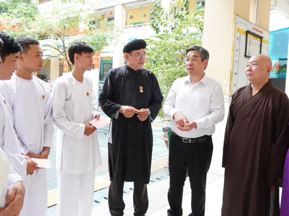 Phó Bí thư Thành ủy TPHCM Nguyễn Phước Lộc thăm, động viên các cử tri đặc biệt