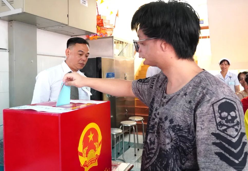 Phó Bí thư Thành ủy TPHCM Nguyễn Phước Lộc thăm, động viên các cử tri đặc biệt